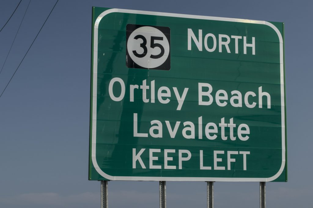 An error on a sign referencing Lavallette on Route 37, Sept. 2018. (Photo: Daniel Nee)