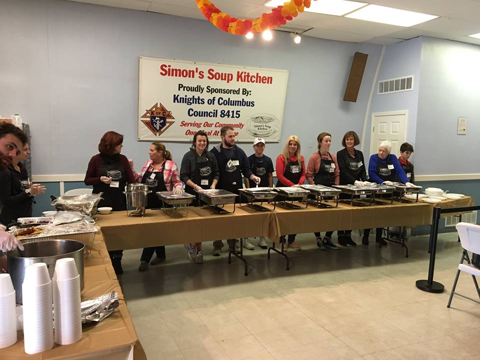 Volunteers serve Thanksgiving dinner at Simon's Soup Kitchen in 2017. (Photo: Simon's Soup Kitchen)