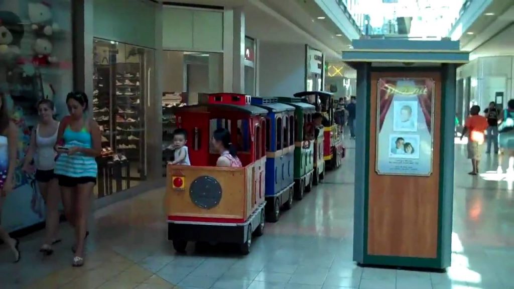 A trackless "train" runs through a mall. (Credit: howard251a/ YouTube)