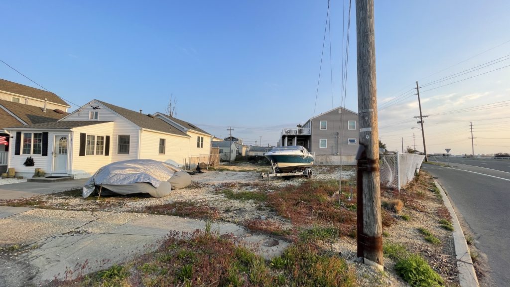 The property where two homes will be built at the corner of Hiering and Bay avenues in Seaside Heights, May 2022. (Photo: Daniel Nee)