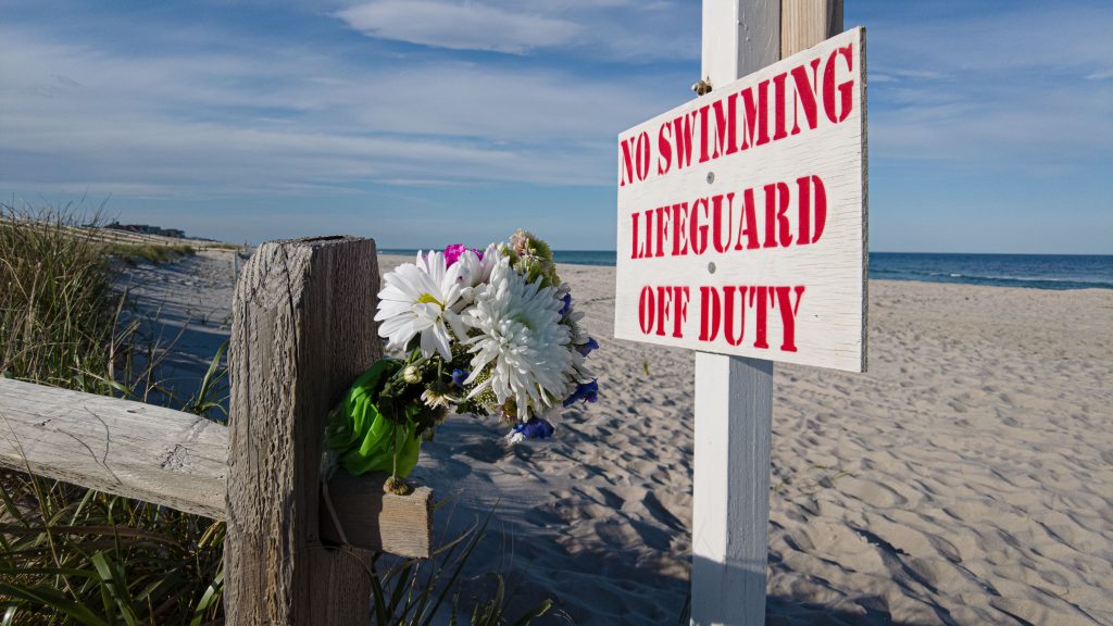 A memorial appears near the site of a deadly sand collapse in Ocean Beach, N.J., May 18, 2022. (Photo: Daniel Nee)