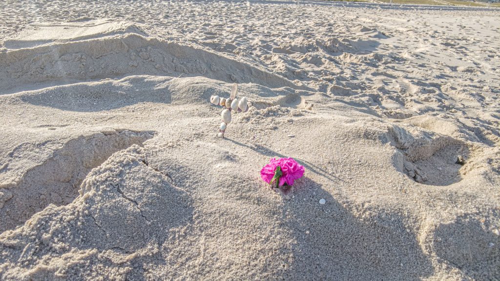 A memorial appears near the site of a deadly sand collapse in Ocean Beach, N.J., May 18, 2022. (Photo: Daniel Nee)