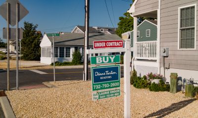 A 'For Sale' sign on a home under contract in Ortley Beach. (Photo: Daniel Nee)