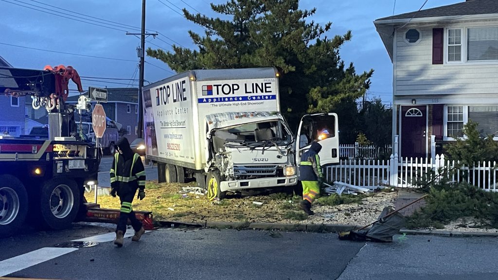 A box truck involved in a single-vehicle crash on Route 35 South in Lavallette, Dec. 22, 2022. (Photo: Daniel Nee)