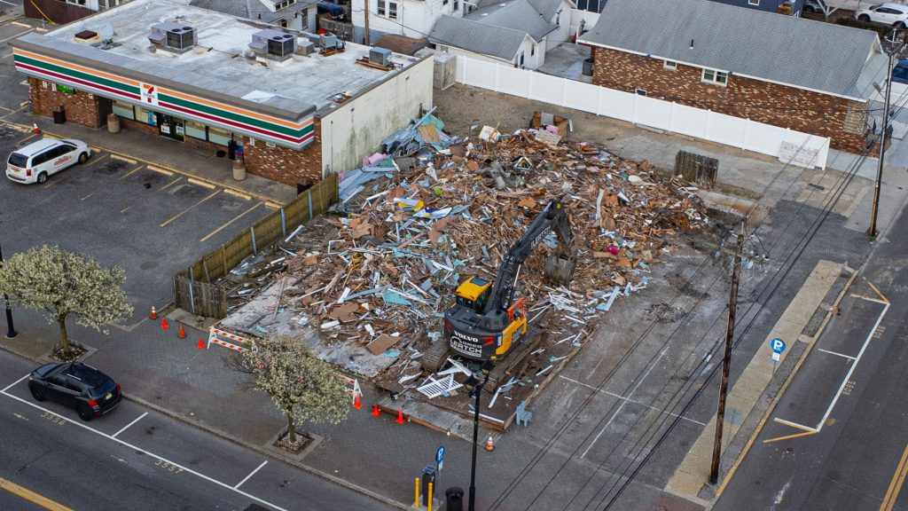 The demolition of Bobber's Restaurant, Seaside Heights, N.J. (Photo: Shorebeat)
