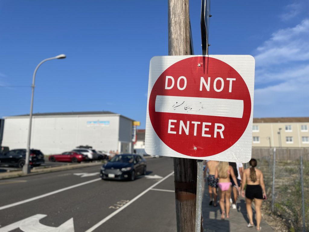A sign on a one-way street in Seaside Heights, N.J., July 2023. (Photo: Shorebeat)