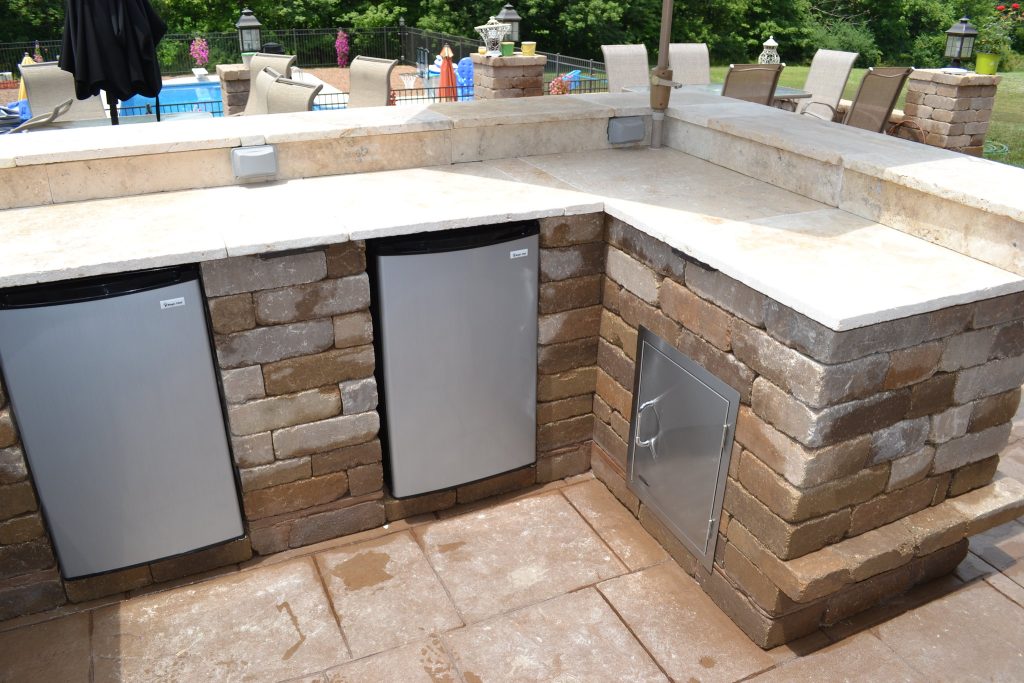 A custom outdoor kitchen. (Credit: All Seasons Pools/ Flickr)